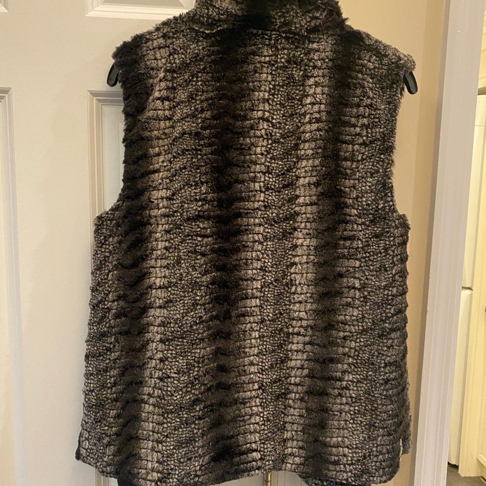 Faux fur vest size medium - Picture 3 of 3